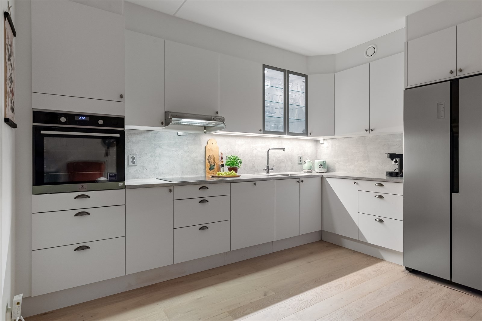 Kjøkkenet har også integrerte hvitevarer, samt nisje for side-by-side kjøleskap/frys Galleribilde