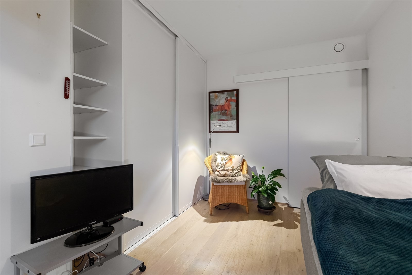 Dette rommet har skyvedørsgarderobe samt adkomst inn til garderoberom via skyvedør Galleribilde