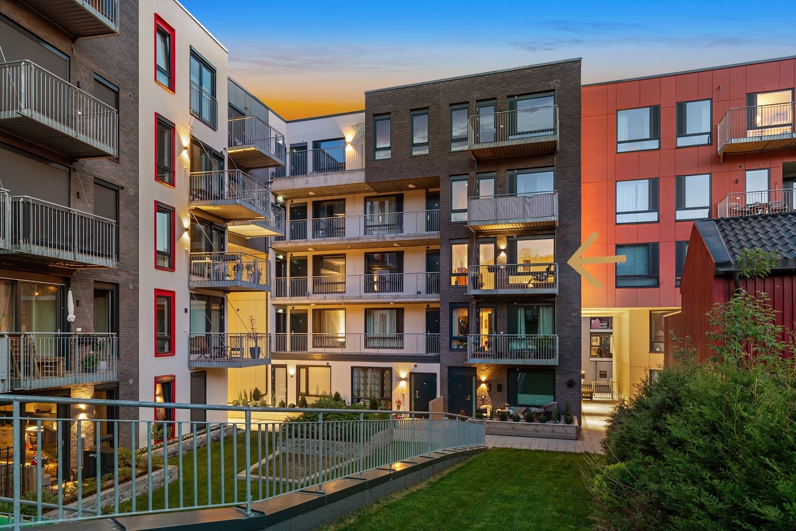 Leiligheten ligger i et attraktivt borettslag med nydelige fellesområder - meget sentralt, med gangavstand til alt Galleribilde