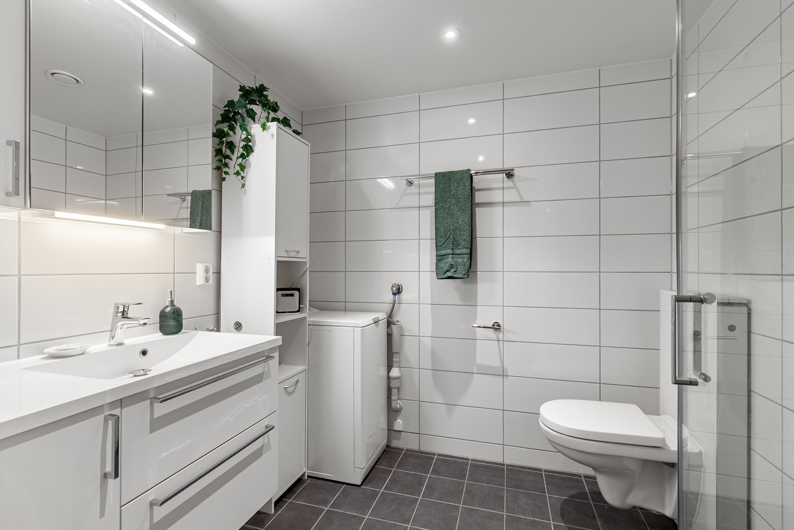 Leiligheten har et fint flislagt bad - på grunn av garantisak mot utbygger fremstår badet som helt nytt i 2023 med ny garanti gjeldende fra utbedringen Galleribilde