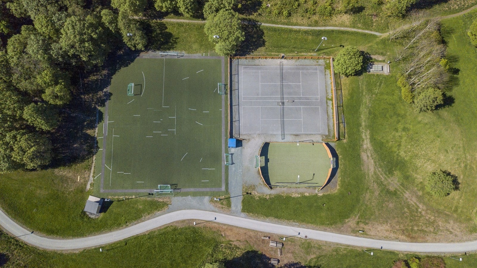 I kort avstand fra boligen er det blant annet fotballbane, tennisbaner, bordtennisbord og ballbinge for å nevne noe. Galleribilde