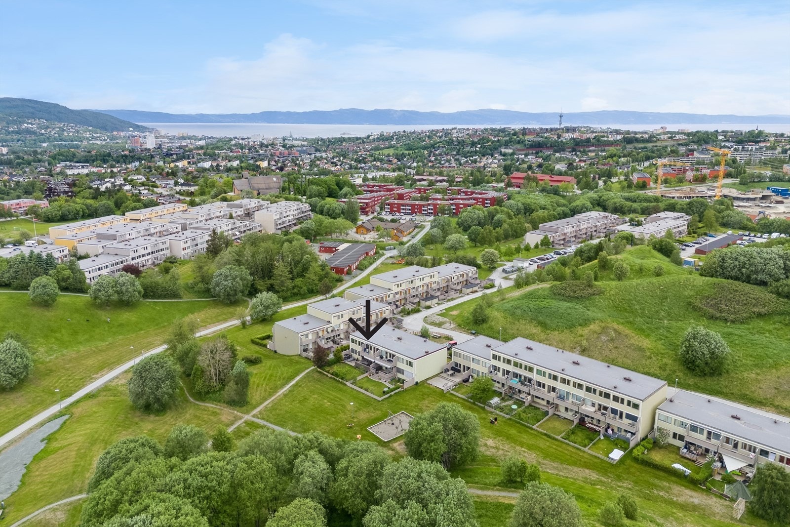 Boligen ligger med en skjermet beliggenhet ut mot store grøntarealer. Borettslaget har vedtatt at det skal bygges nye garasjer på H-feltet (som boligen tilhører). Galleribilde