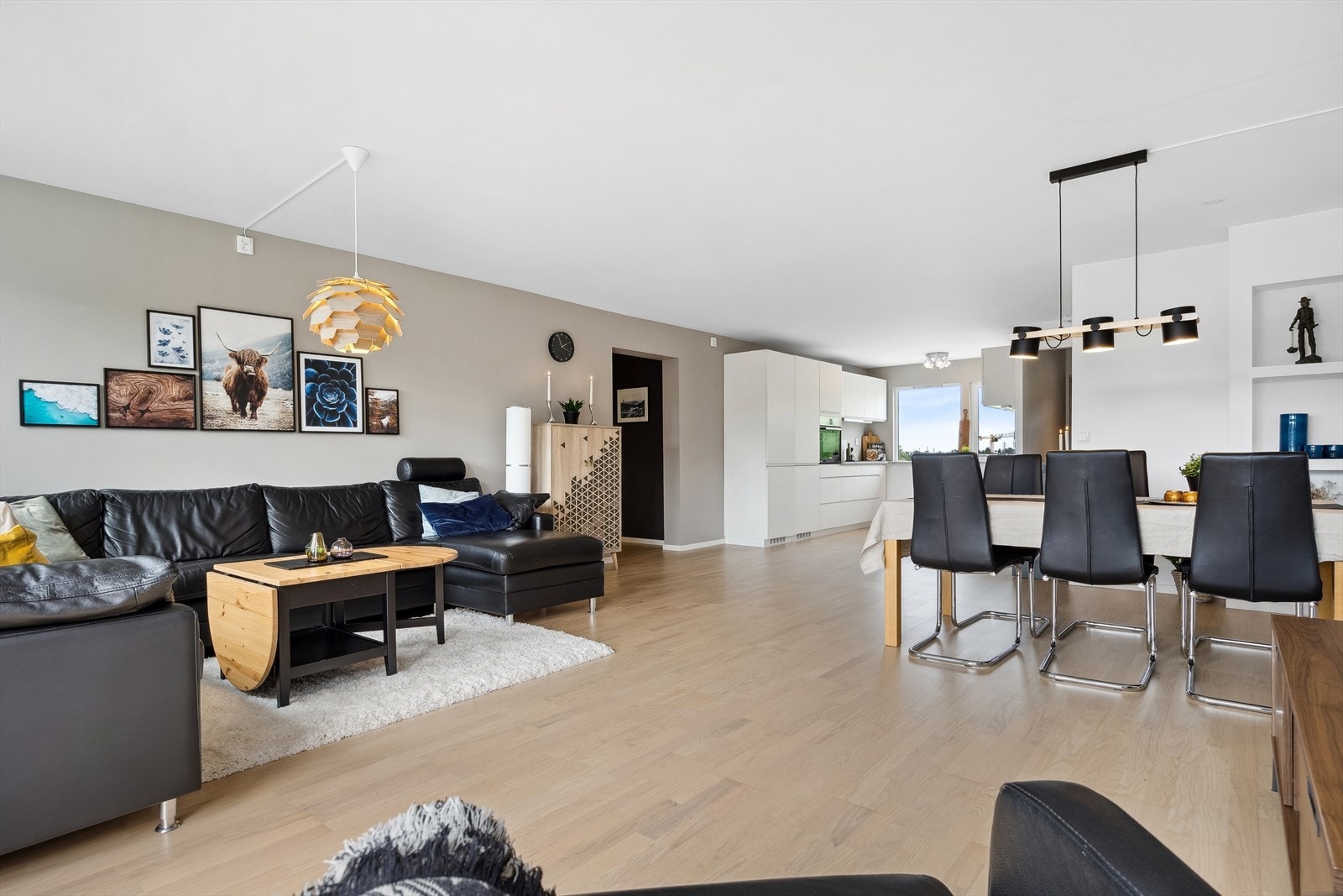 Bad og vaskerom varmes opp med varmekabler, og resten av leiligheten med fjernvarme. Dette skaper både rimelige og forutsigbare bokostnader til alle årstider. Galleribilde