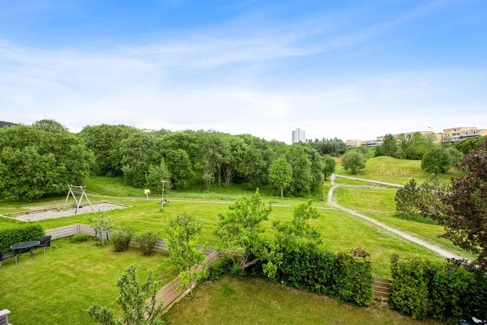 Leiligheten er beliggende i byggets øverste etasje, og fra balkongen har man en veldig fin og åpen utsikt ut over borettslagets pent opparbeidede utearealer. Galleribilde
