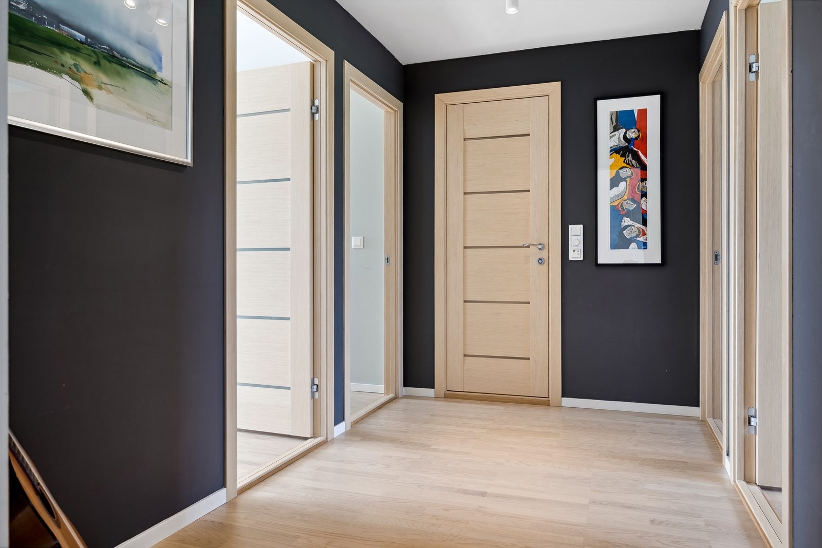 Det er lagt parkett på alle gulv i leiligheten bortsett fra baderom og vaskerom. Galleribilde