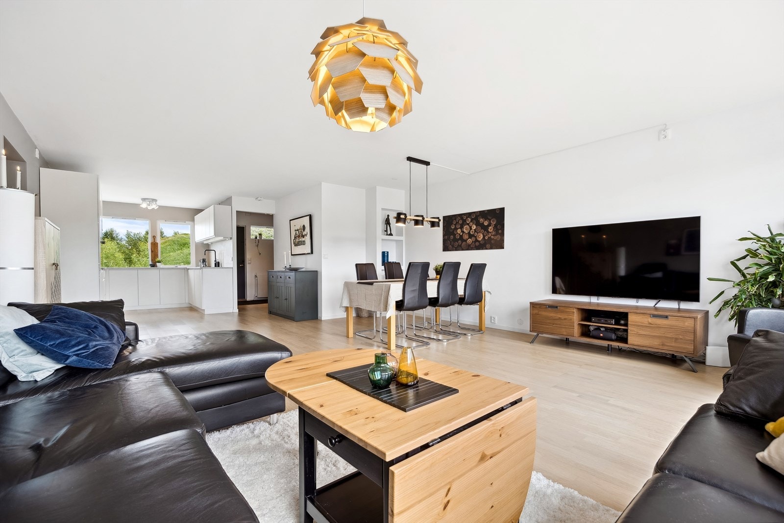 Stuen og kjøkken kommer i en åpen løsning på hele 46m². Allrommet oppleves som lyst og luftig og har et behagelig areal som legger til rette for å kunne møblere med en stor sofaseksjon, bord, TV-benk og en egen spisebordløsning. Galleribilde