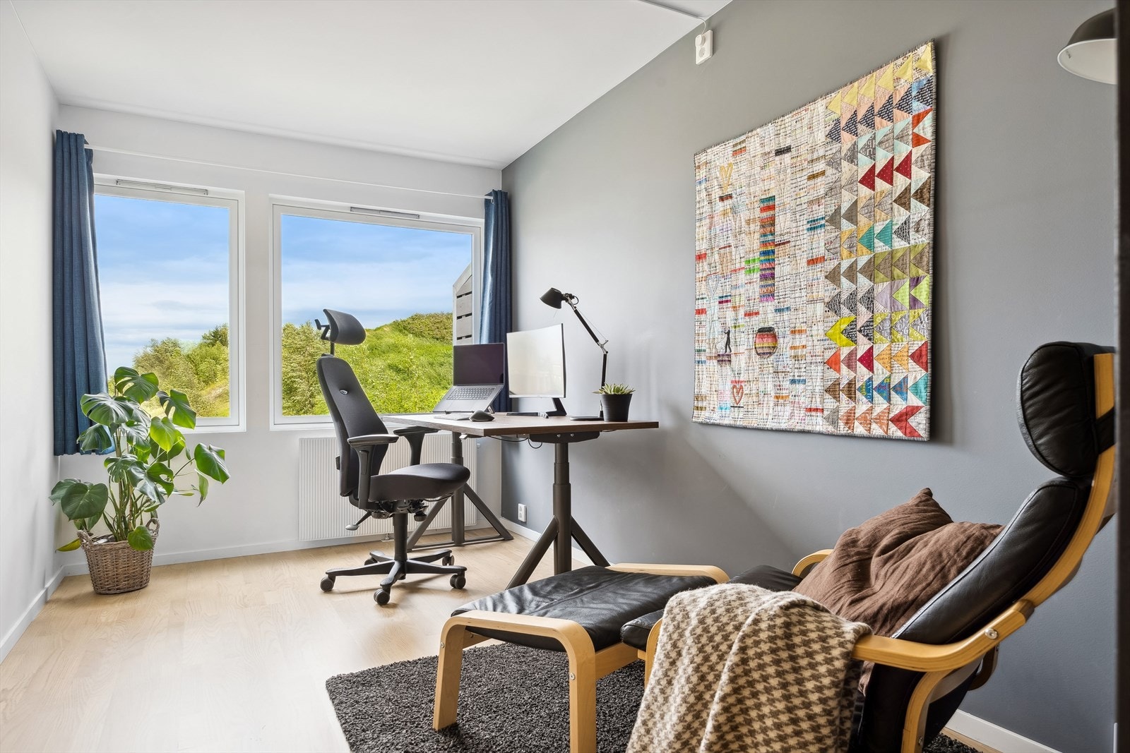 Soverom 4 brukes i dag som kontor. Rommet vil også egne seg godt til som et ekstra soverom, omkledningsrom eller treningsrom. Galleribilde