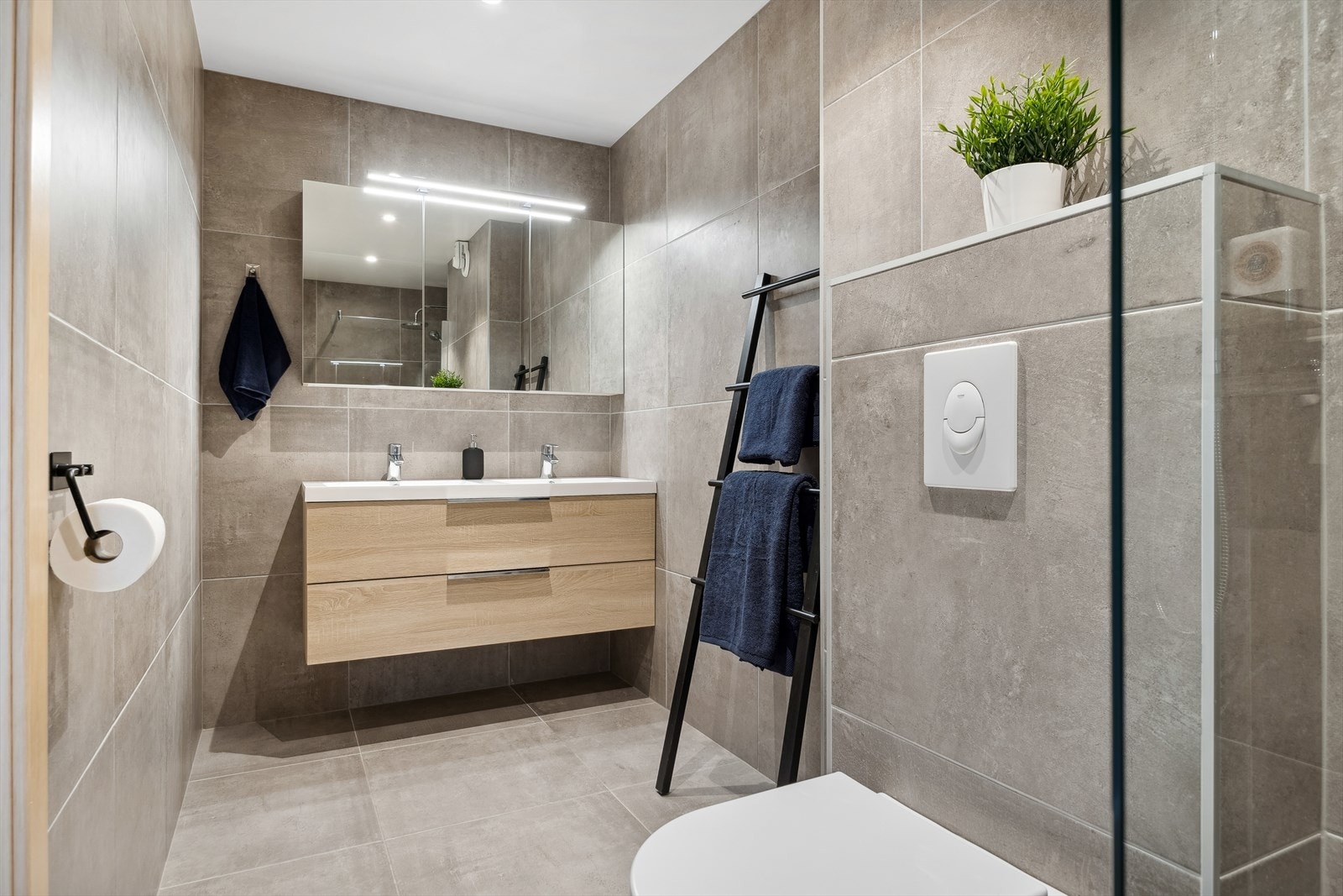 Boligen har et meget delikat bad på 5,5m² som er flisbelagt fra topp til tå med gulvvarme og downlights i himling. Badet ble pusset opp av fagfolk i 2018. Galleribilde
