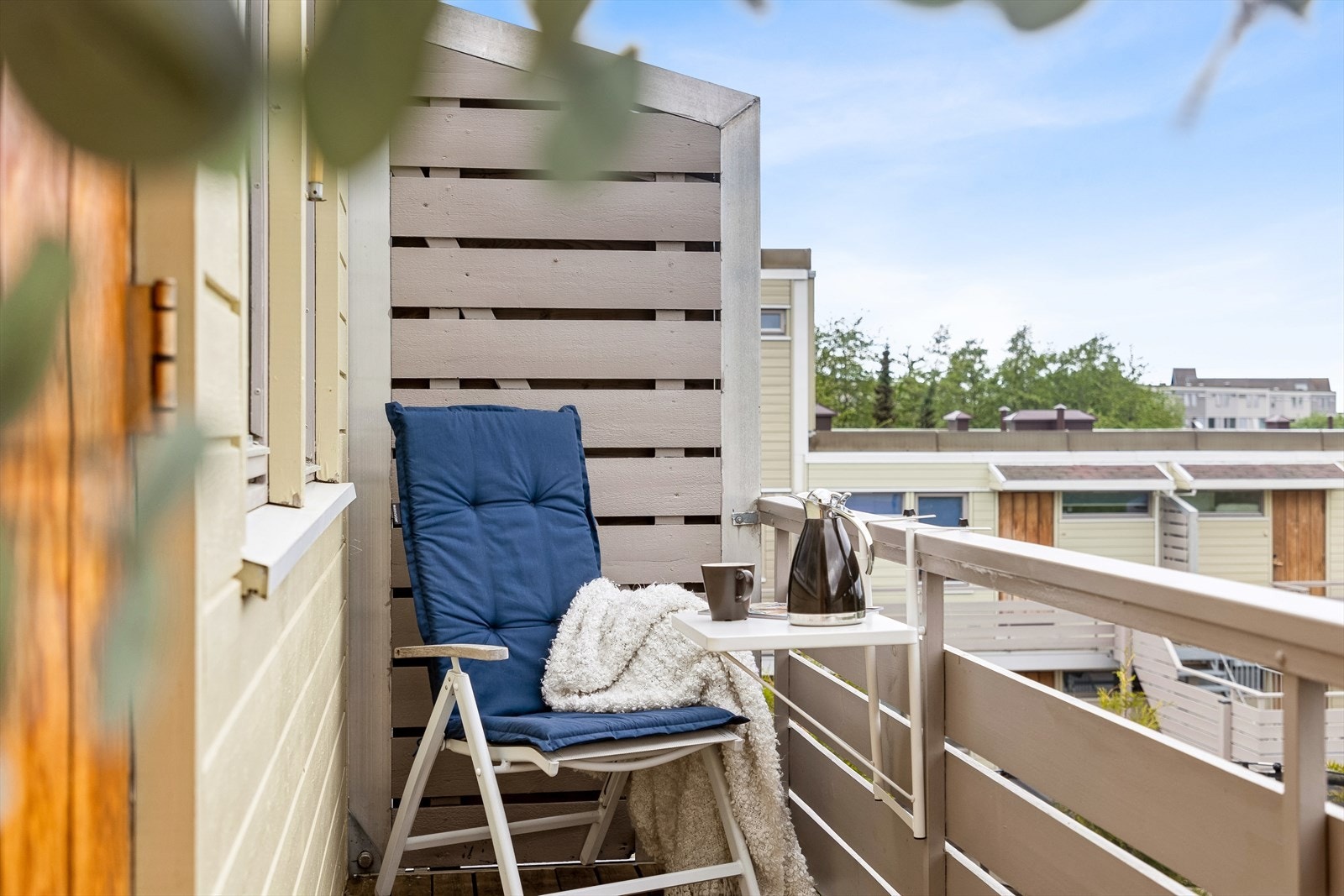 På den nordvendte balkongen kan man nyte morgensol på fine sommerdager. De fire leilighetene i bygget disponerer en egen sykkelbod utenfor inngangspartiet Galleribilde