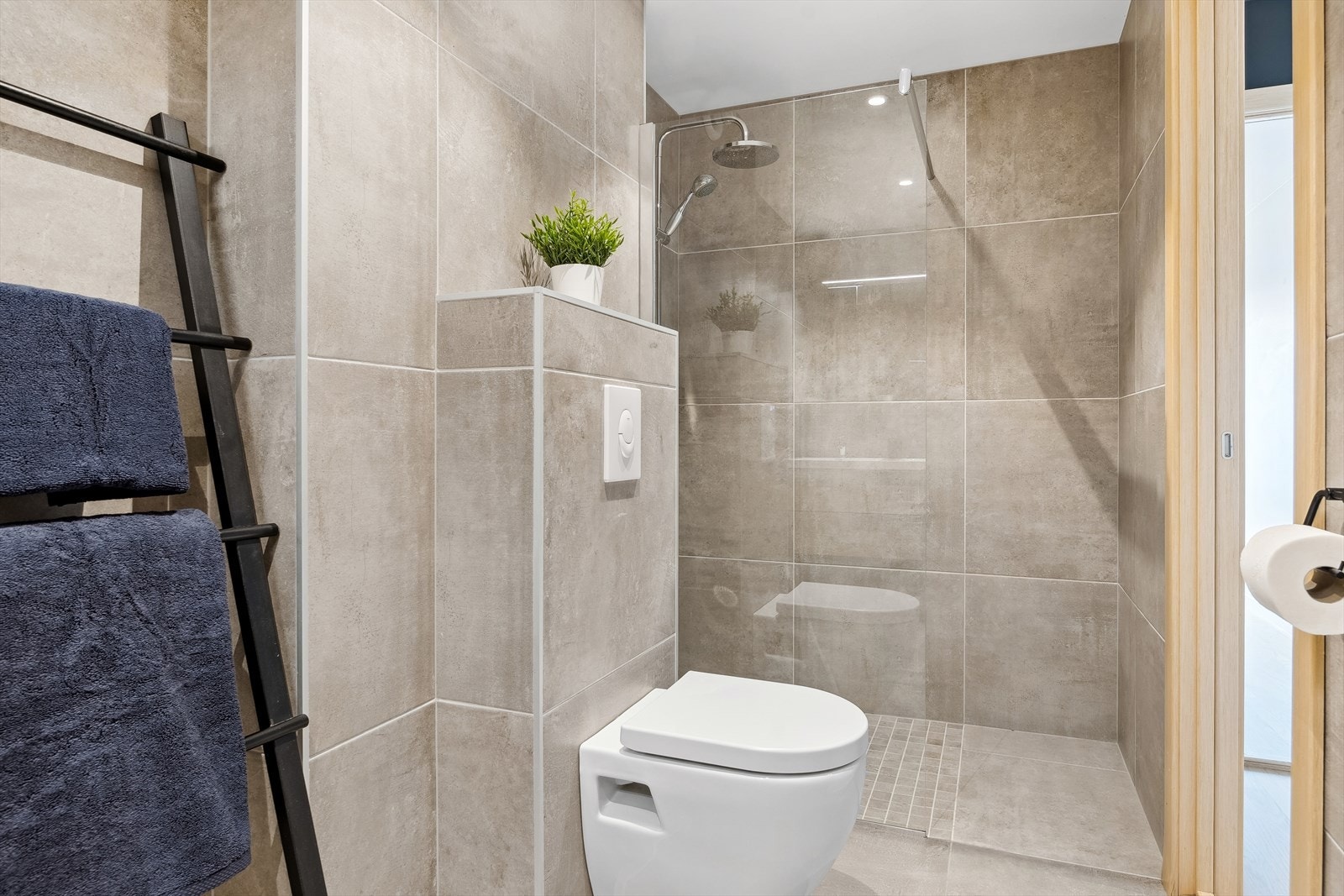 Badet er utstyrt med dusjhjørne, mekanisk avtrekk, servantskap og veggmontert wc. Takstmann har gjennomført en tilstandsvurdering av leiligheten i anledning salg, og har gitt nesten alle punkter på baderommet tilstandsgrad 1 Galleribilde