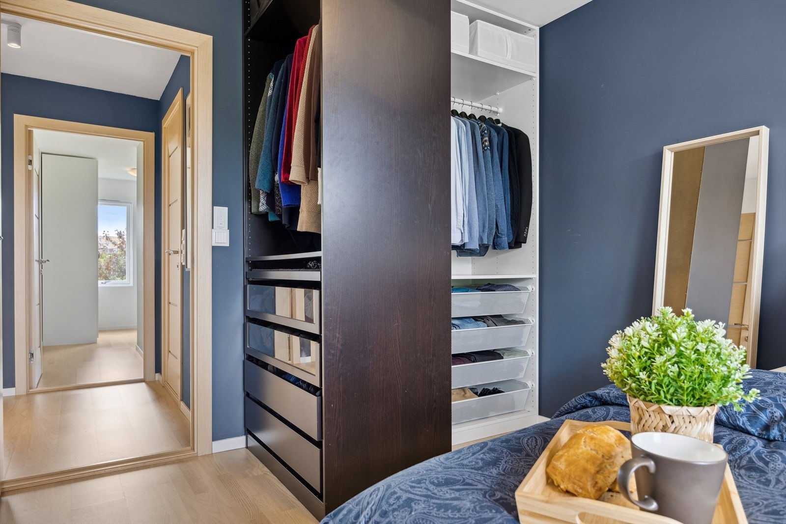 Soverommet får inn godt med naturlig dagslys fra de store vindusflatene. Det er etablert radiatorer på alle soverom. Garderobeskapet vil medfølge handelen. Galleribilde