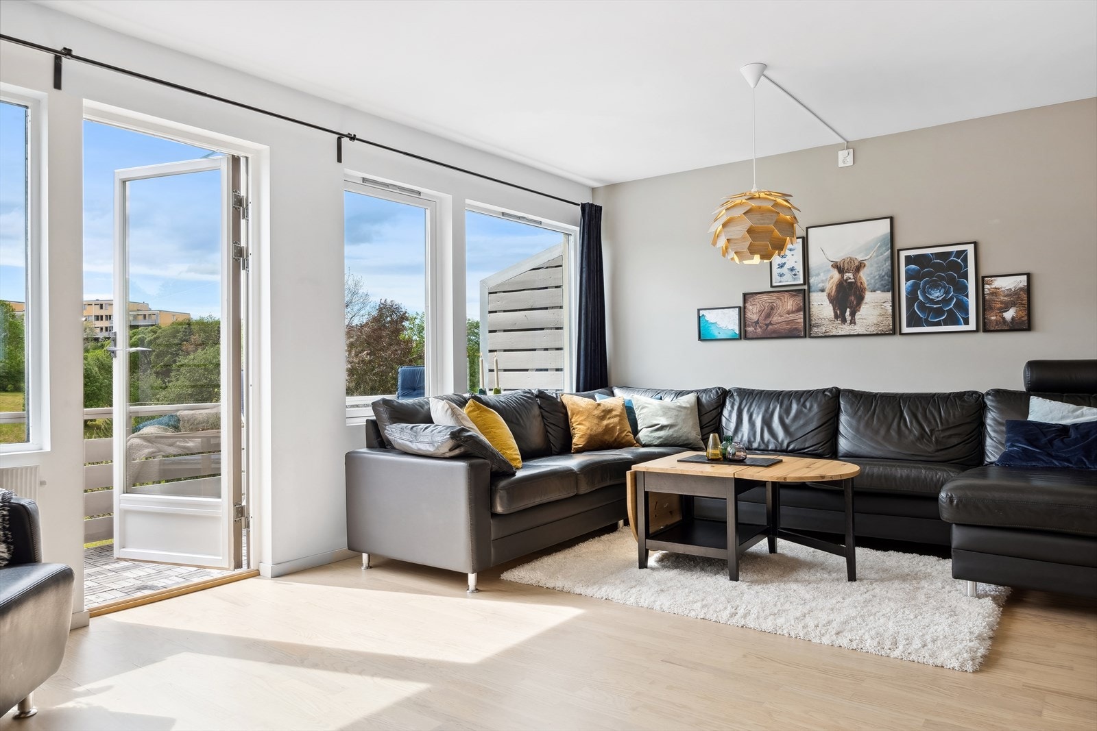 Fra allrommet er det direkte utgang til sørvestvendt balkong på 9 m² med gode solforhold. Her kan lange sommerdager nytes. Galleribilde