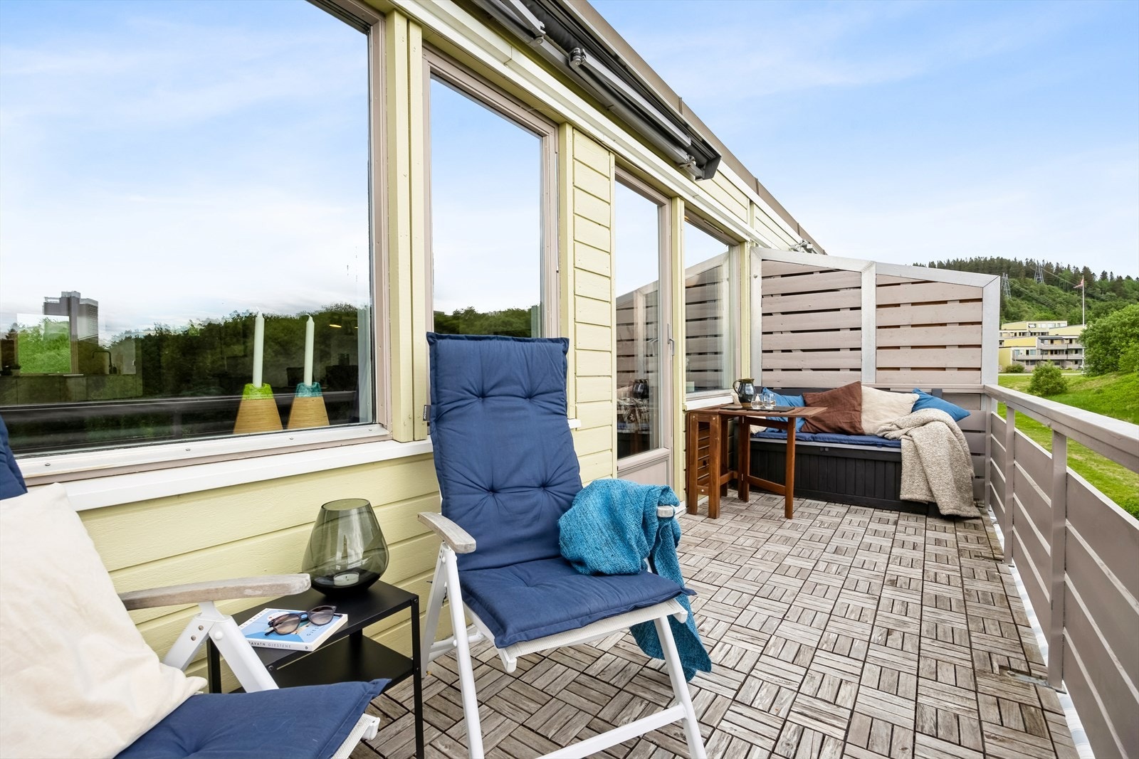 På terrassen er det god plass til ulike møbleringsmuligheter, som en koselig sittegruppe, grill, bord og solstoler. Her er det godt med plass til å kunne invitere venner og familie på besøk. Galleribilde