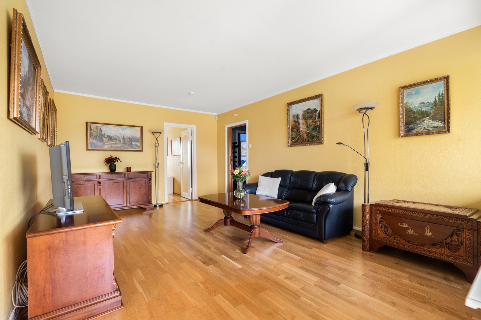 Her har du god plass til stor sofagruppe med tilhørende tv-stuemøblement. Galleribilde