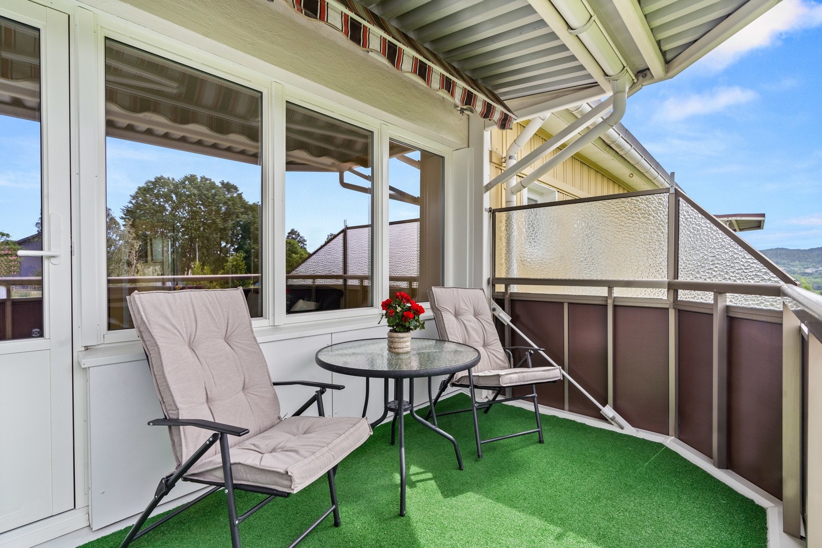 Fra stuen er det utgang til en romslig balkong på 7 kvm. Galleribilde