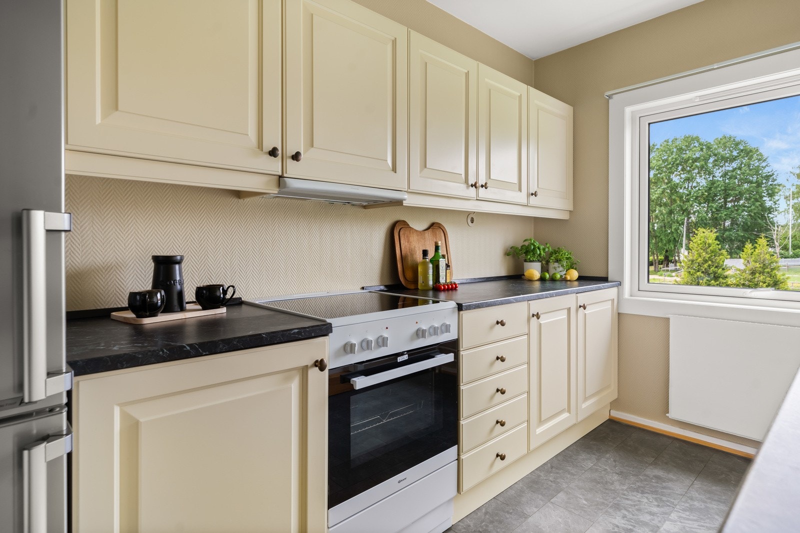 Kjøkkeninnredning med laminert benkeplate med nedfelt oppvaskkum med 1-greps blandebatteri. Galleribilde