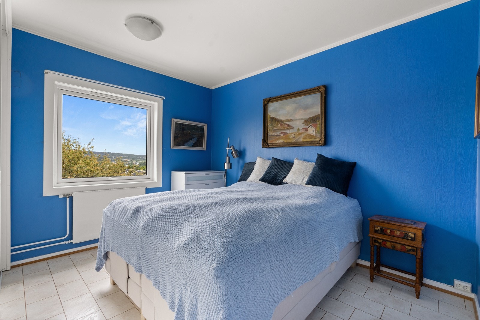 Stort soverom av generøs størrelse med god plass til dobbeltseng med tilhørende nattbord. Galleribilde