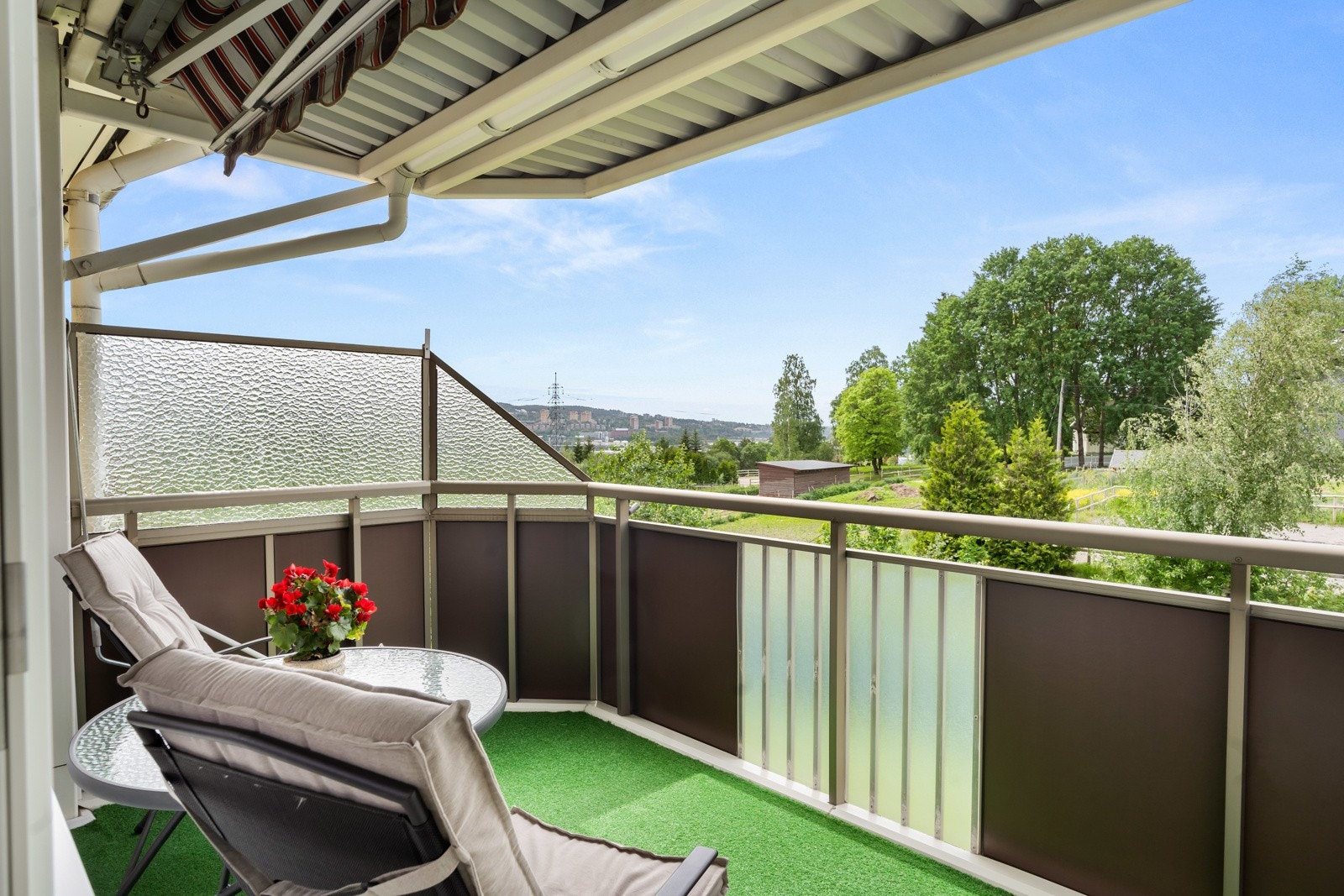 Balkongens store størrelse gir god plass til utemøbler og grill. Galleribilde