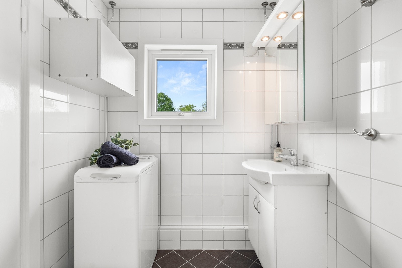 Innredningen består av et underskap/overskap, servant, speil, lys, stikk. Galleribilde