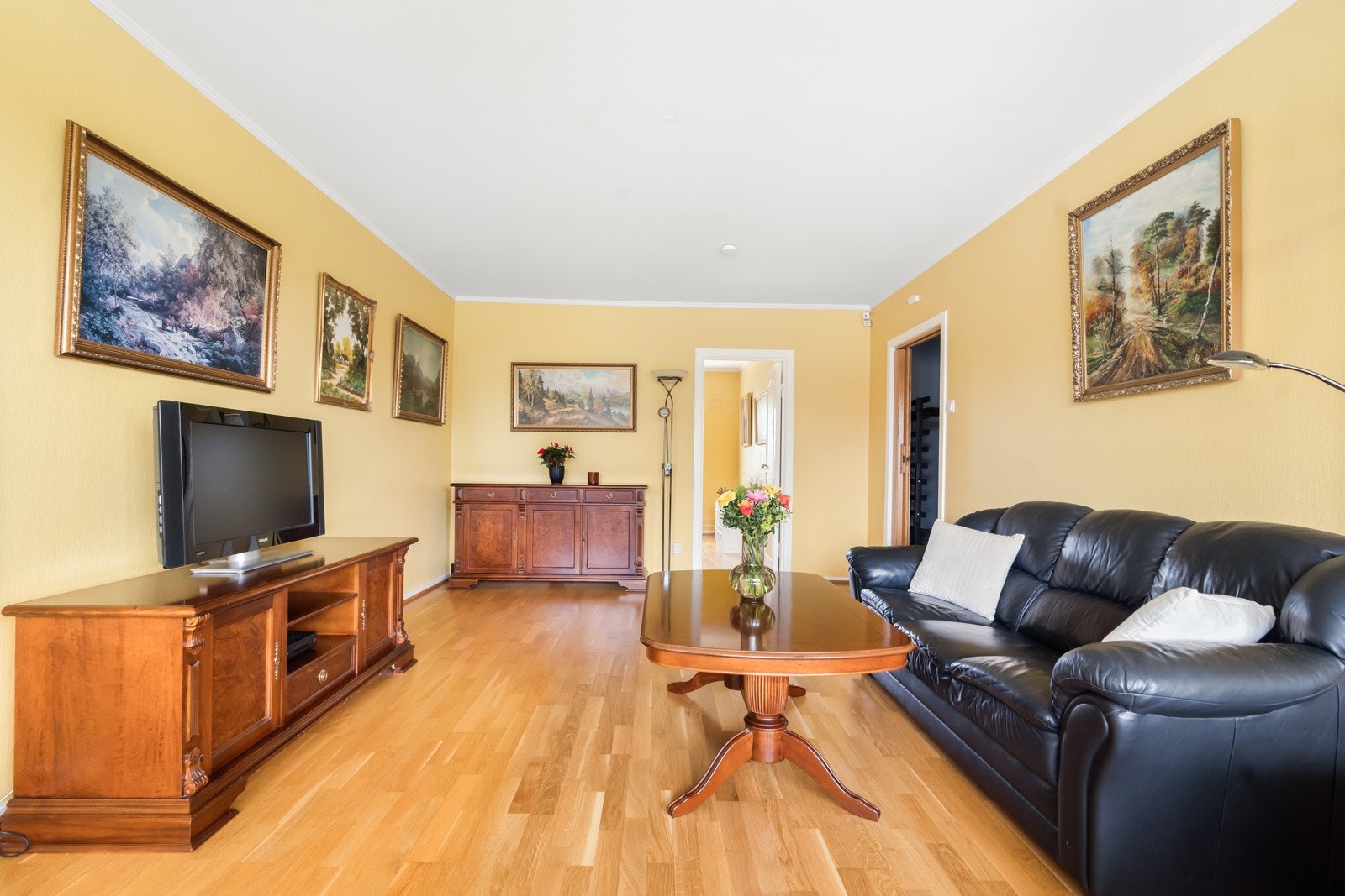 Stuen er av svært god størrelse og har plass til sofaseksjon og diverse møblement. Galleribilde