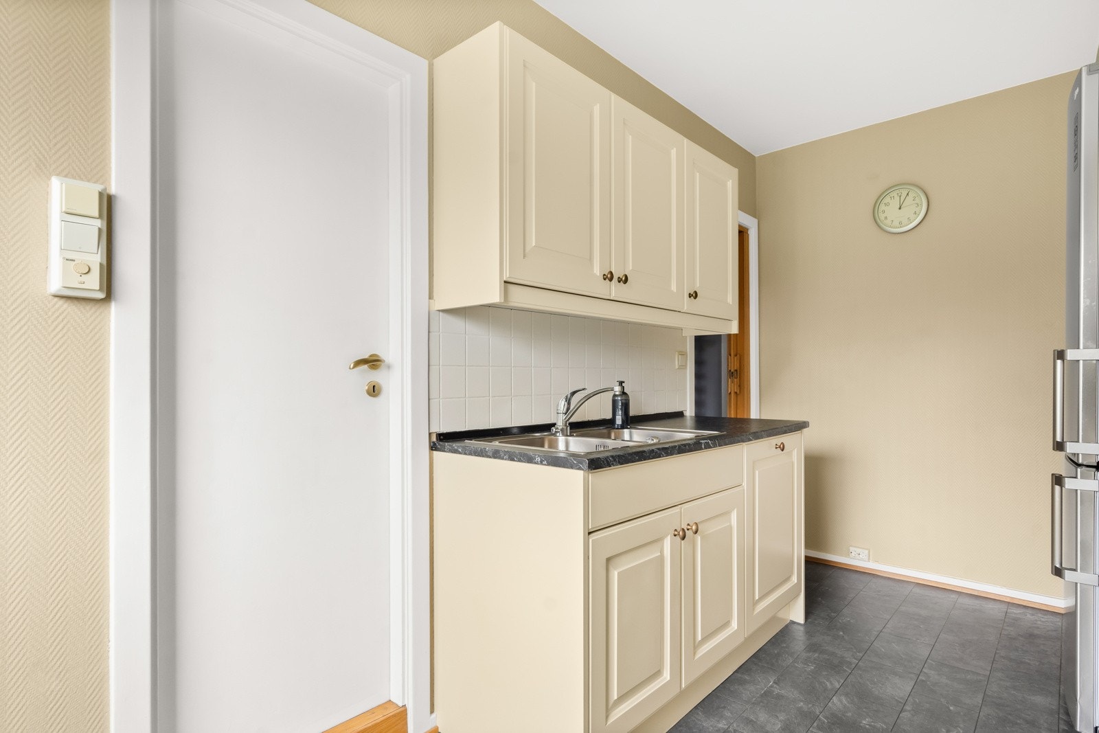 Det er fliser mellom over og underskap. Galleribilde