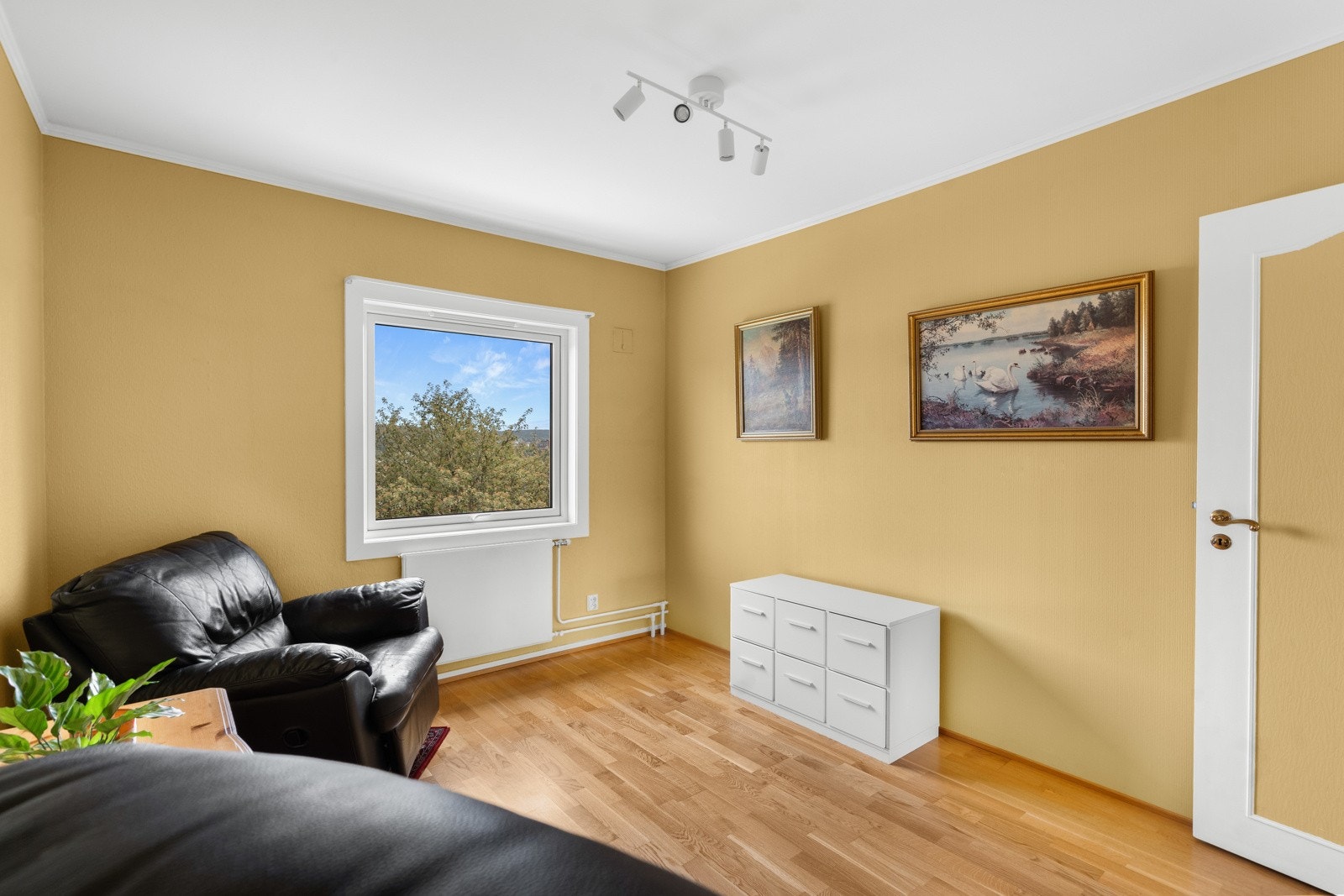 Med enkle grep kan rommet bli et fint soverom. Galleribilde