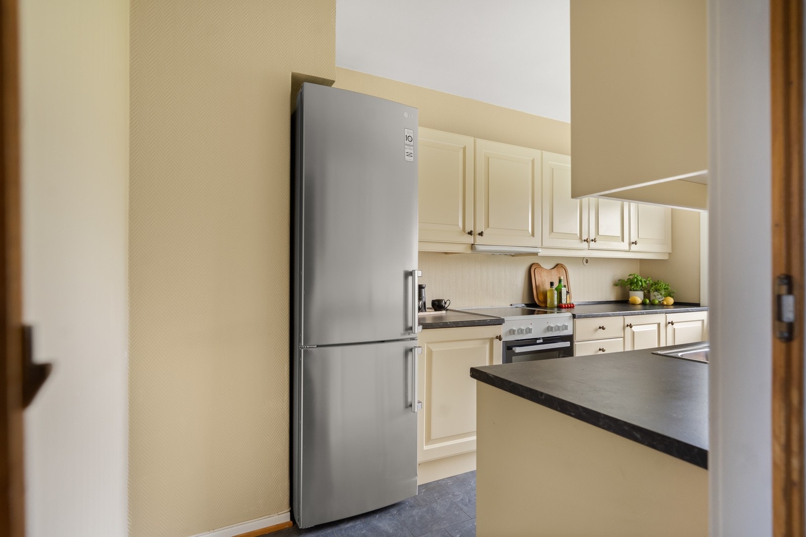 Det er montert en integrert oppvaskmaskin, komfyr og det er tilkoblet en ventilator over kokeplass. Galleribilde