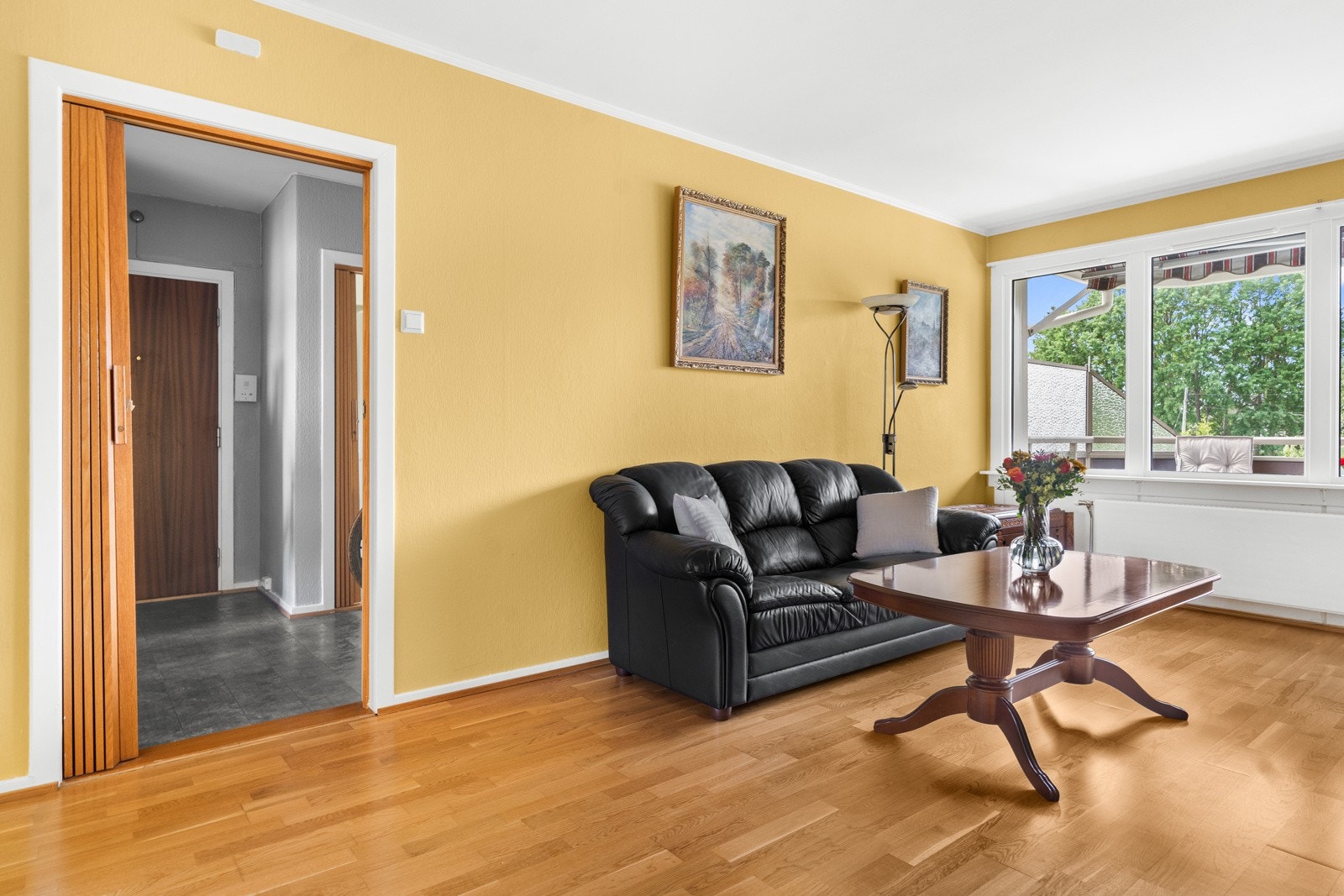 Store og fine vindusoverflater gir godt med naturlig lys inn i stue. Galleribilde