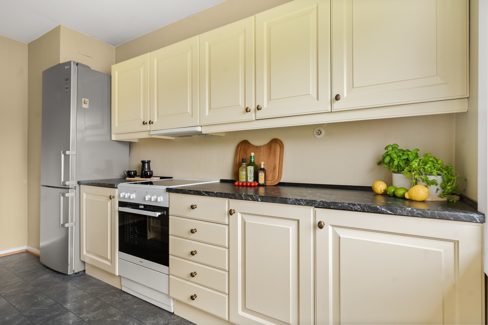 Det er godt med skap og benkeplass på kjøkkenet. Galleribilde