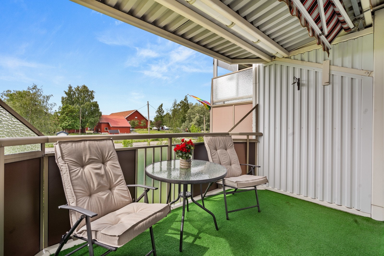 Balkongen oppleves meget usjenerende uten innsyn og med god distanse til nærmeste blokk. Galleribilde