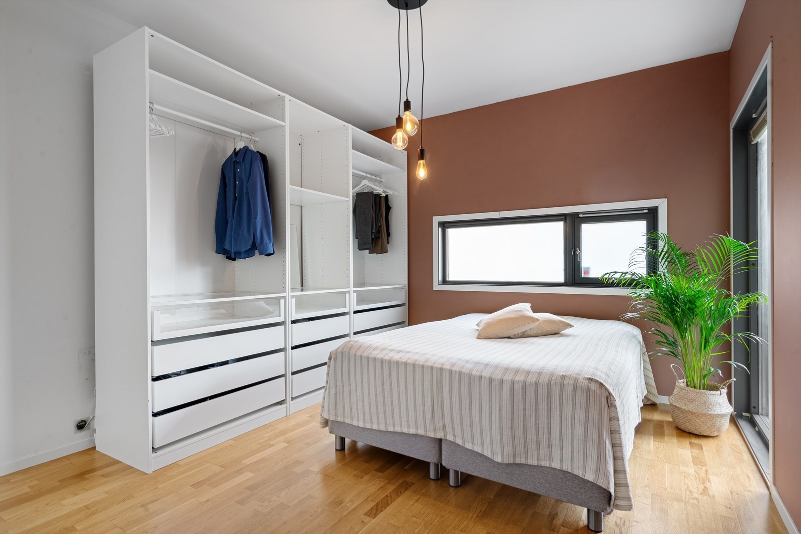 Soverommet er av god størrelse som enkelt kan møbleres med både dobbeltseng og garderobeløsning. Galleribilde