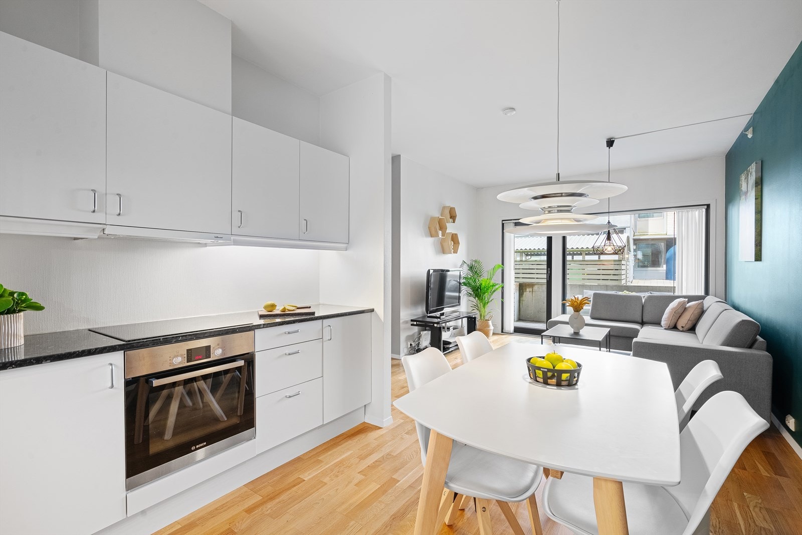 Kjøkkenet har åpen løsning mot stuen med skapinnredning fra byggeåret levert av Norema. Galleribilde