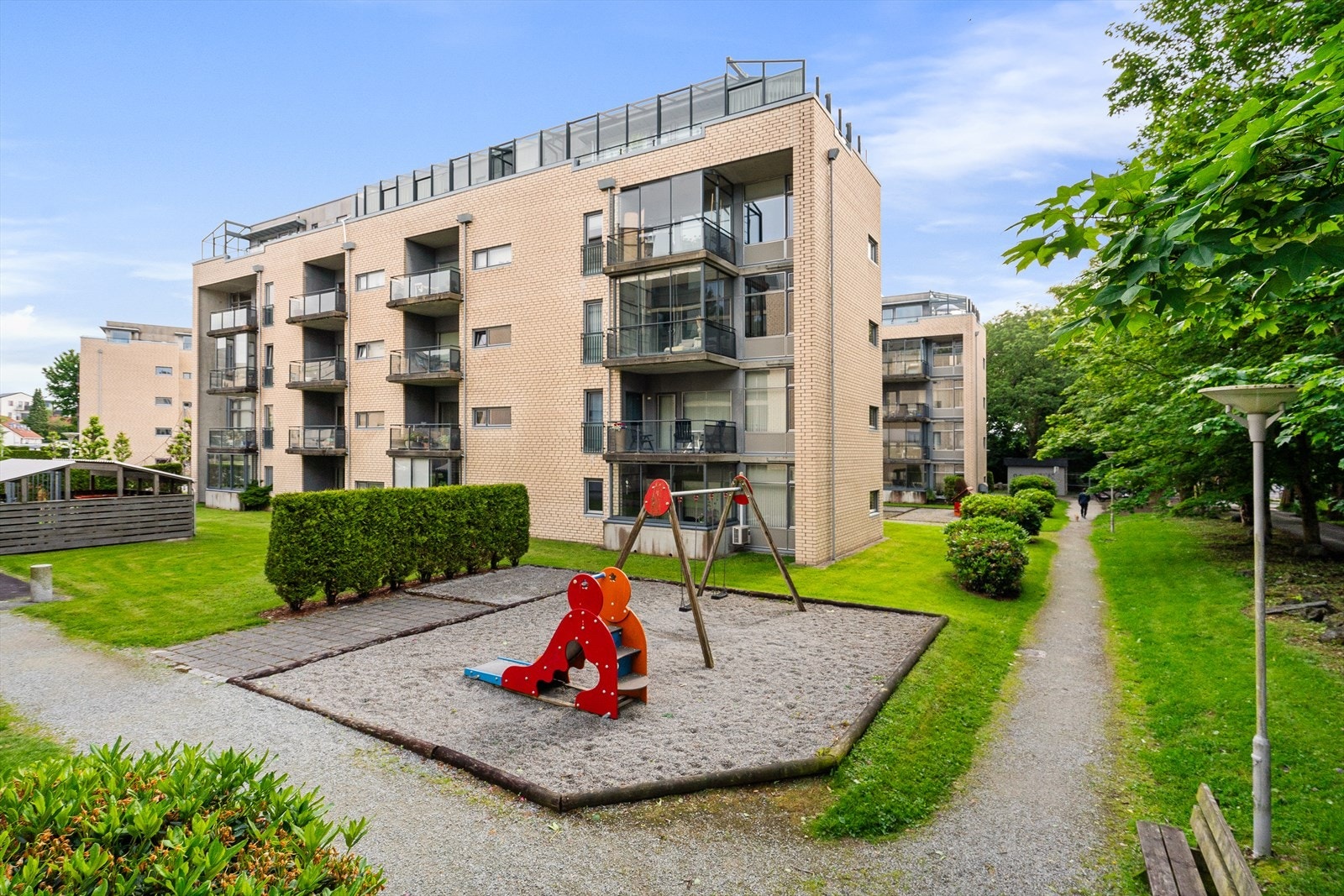 Det er god lagringskapasitet i form av innvendig (3m2) /utvendig (8m2) bod som medfølger leiligheten. Galleribilde