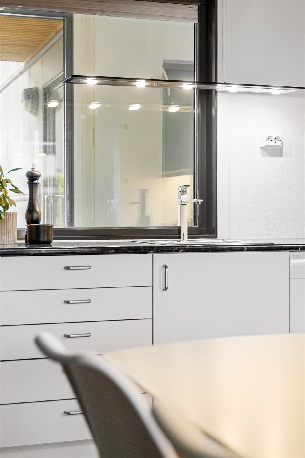 Kjøkkenet har en stilmessig helhet og plass for det du trenger av utstyr til daglig bruk. Galleribilde