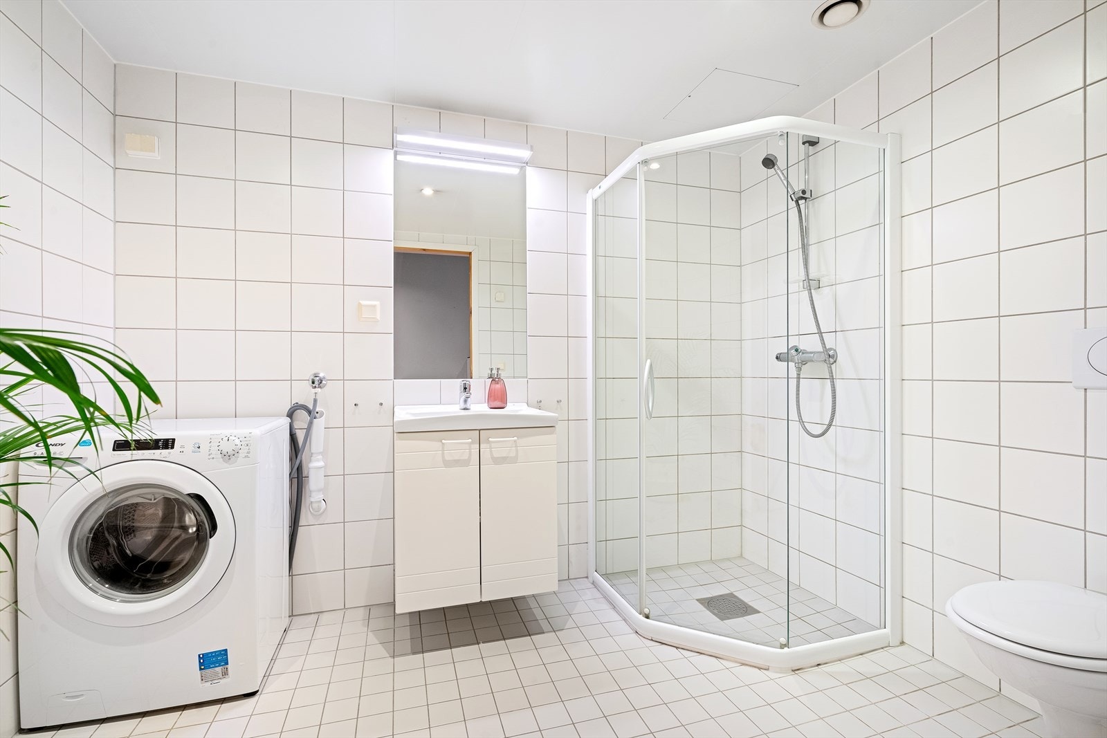 Flott bad med både fliser på gulv med vannbåren gulvvarme og fliser på vegg. Galleribilde