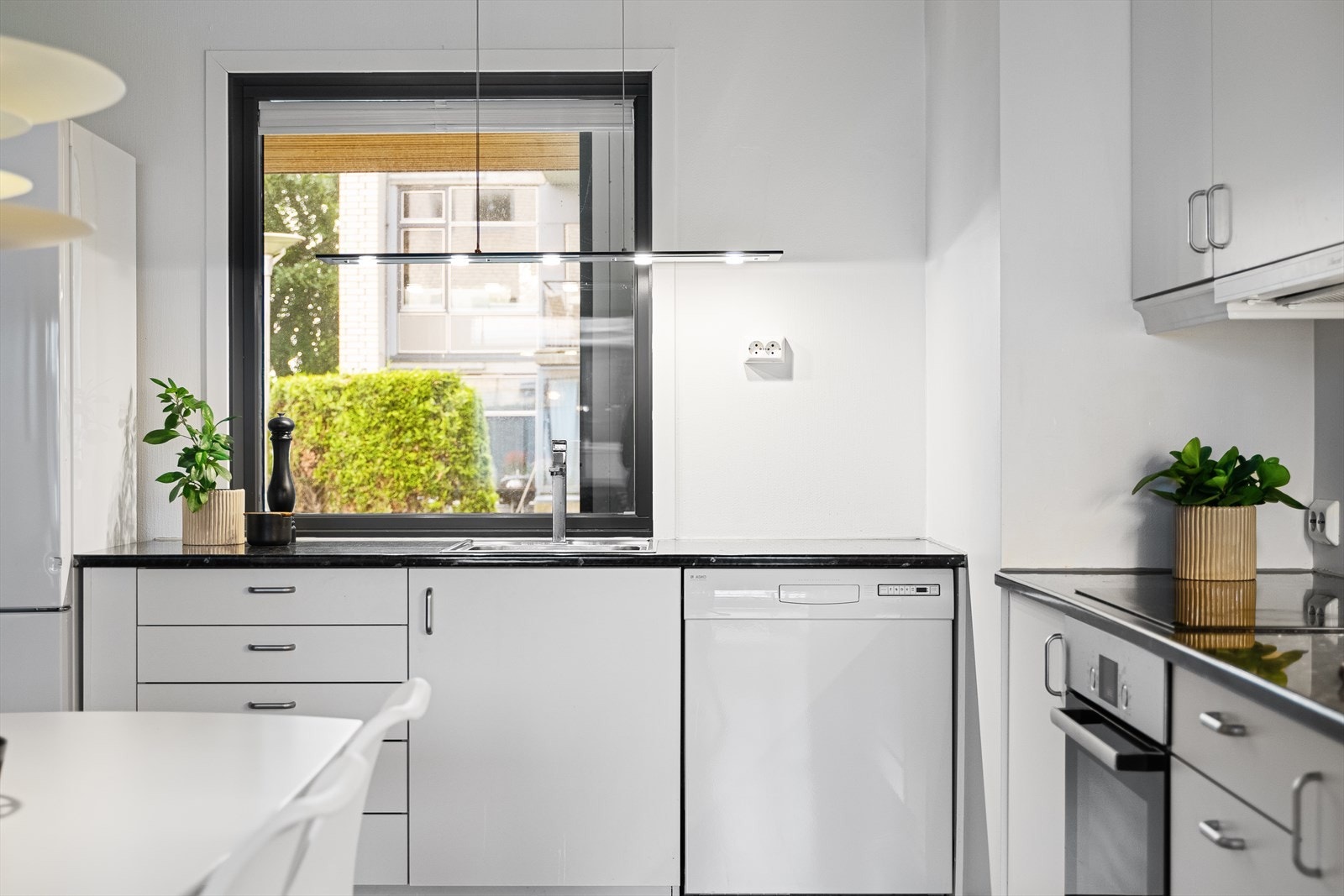 De langstrakte benkeplatene gir deg i tillegg fine flater å tilberede på, og det er opplegg for alle hvitevarer. Galleribilde