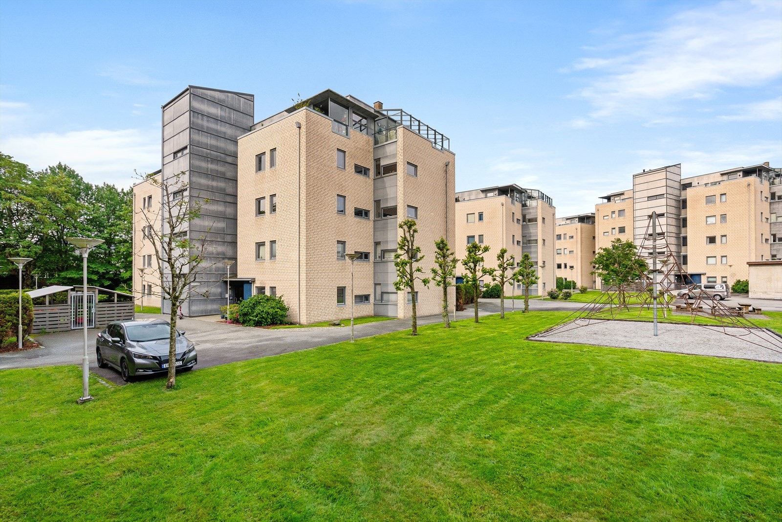 Parkering i lukket anlegg med muligheter for el-bil lader installasjon. Galleribilde