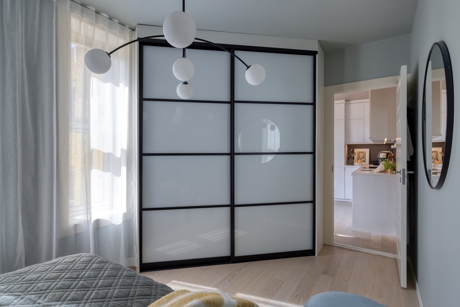 Rikelig med lagringsplass til klesgarderoben i spesialbygd skyvedørsgarderobe, som utnytter rommets hjørne. Galleribilde