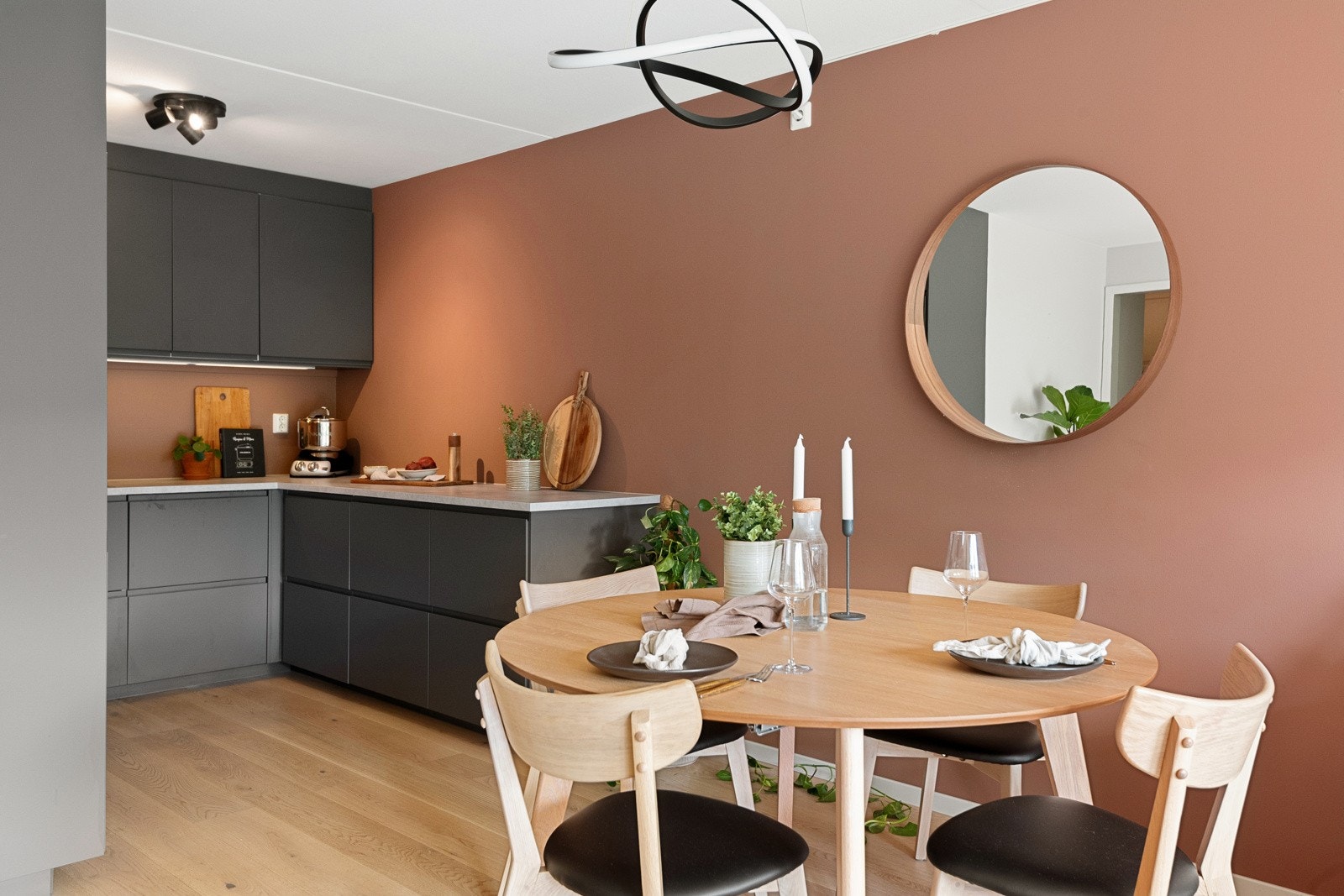 Her er det rikelig med sitteplasser for å invitere familie og venner til et hyggelig middagsmåltid. Galleribilde