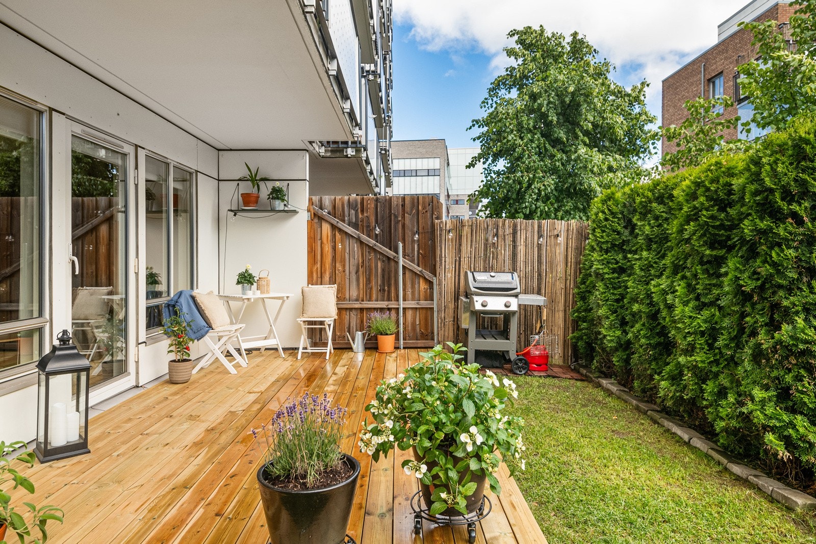 Boligen har en egen hage på ca. 30 kvm. med gode solforhold. Når du står i hagen forstår du fort at dette er en viktig del av leiligheten. Hagen oppleves som usjenert og privat! Galleribilde
