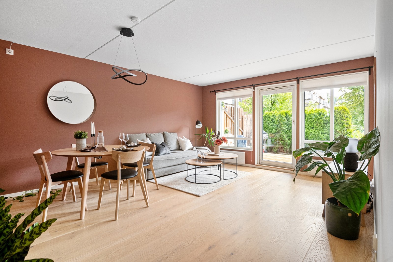 Sonja Damcevski Johansen v/ Proaktiv Properties har gleden av å presentere Etterstadkroken 7 E - En lys og lekker 2-roms med solrik hage i et skjermet og rolig boligområde, sentralt i Oslo! Galleribilde