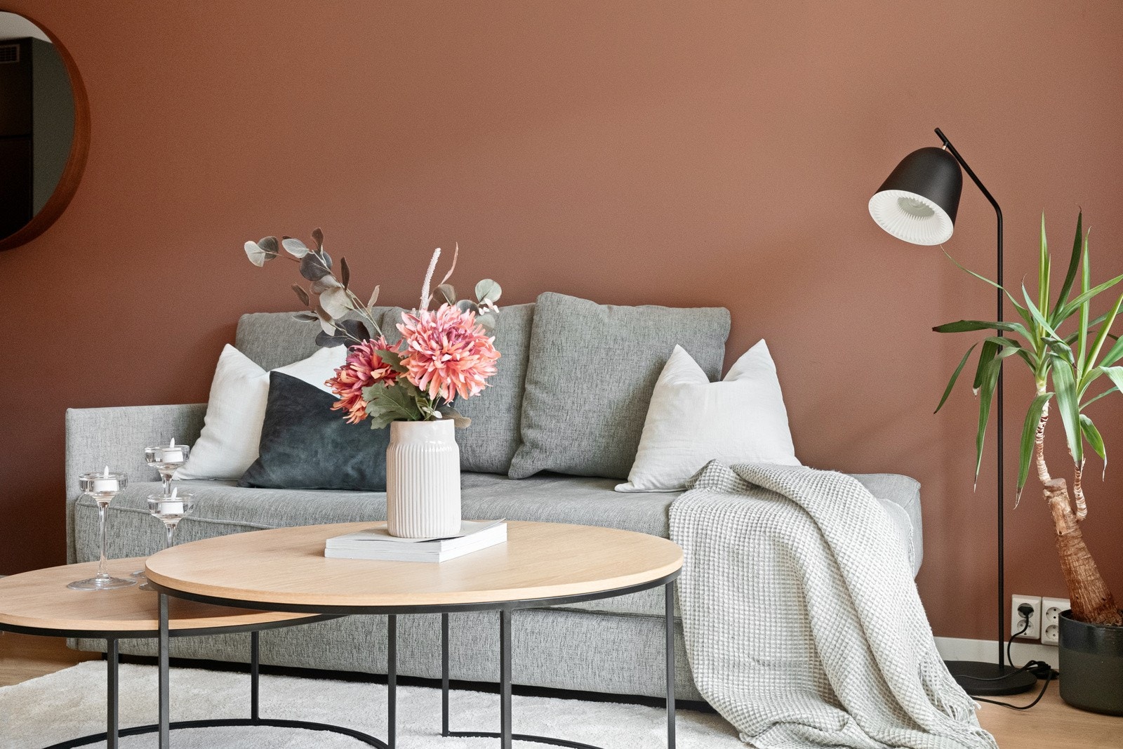 Stuen har god plass til en stor sofagruppe med bord og mediebenk. Galleribilde