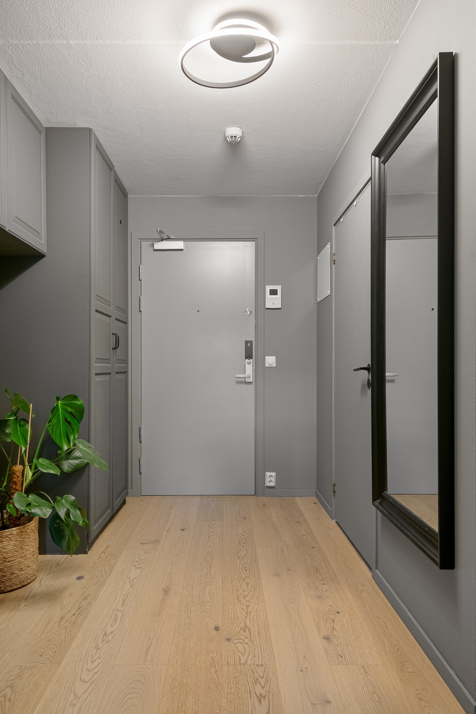 Ditt første møte med leiligheten er entréen, som fungerer som et praktisk knutepunkt mellom rommene. Med andre ord unyttes hverkvadratmeter optimalt. Galleribilde