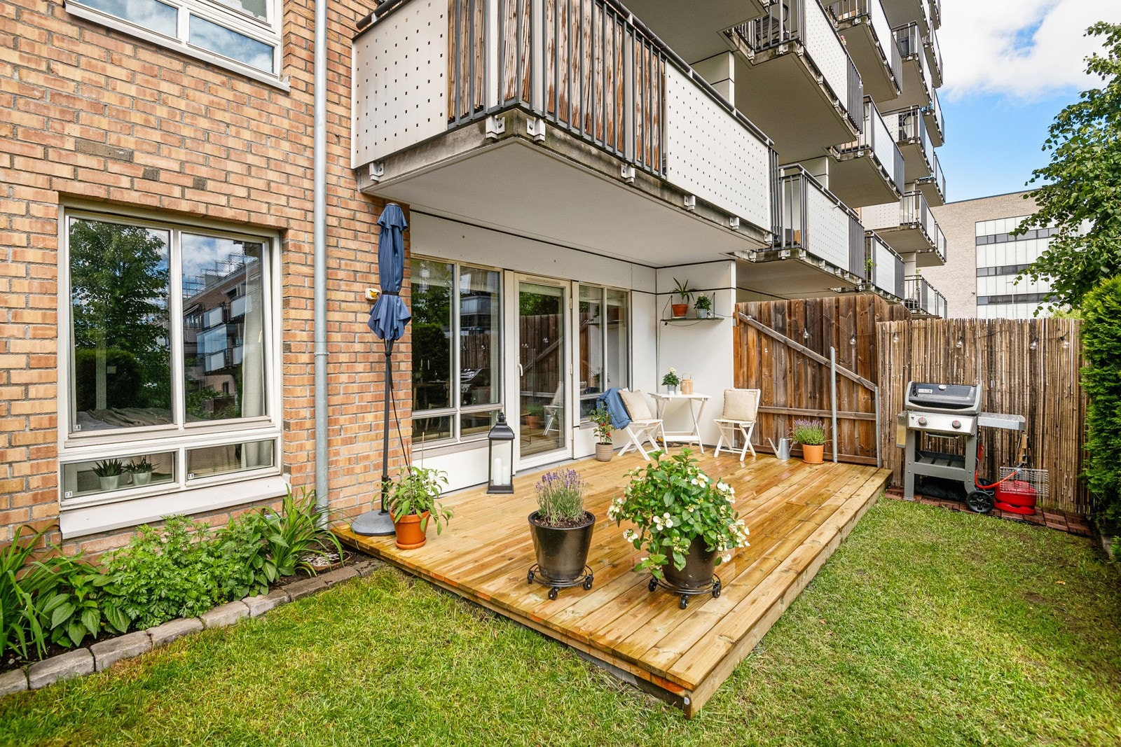Her kan du sette ut flotte utemøbler til sommeren da størrelsen tillater plass til flere gjester. Hagen har treplatting, stikkontakt og det er mulighet for grill. Galleribilde
