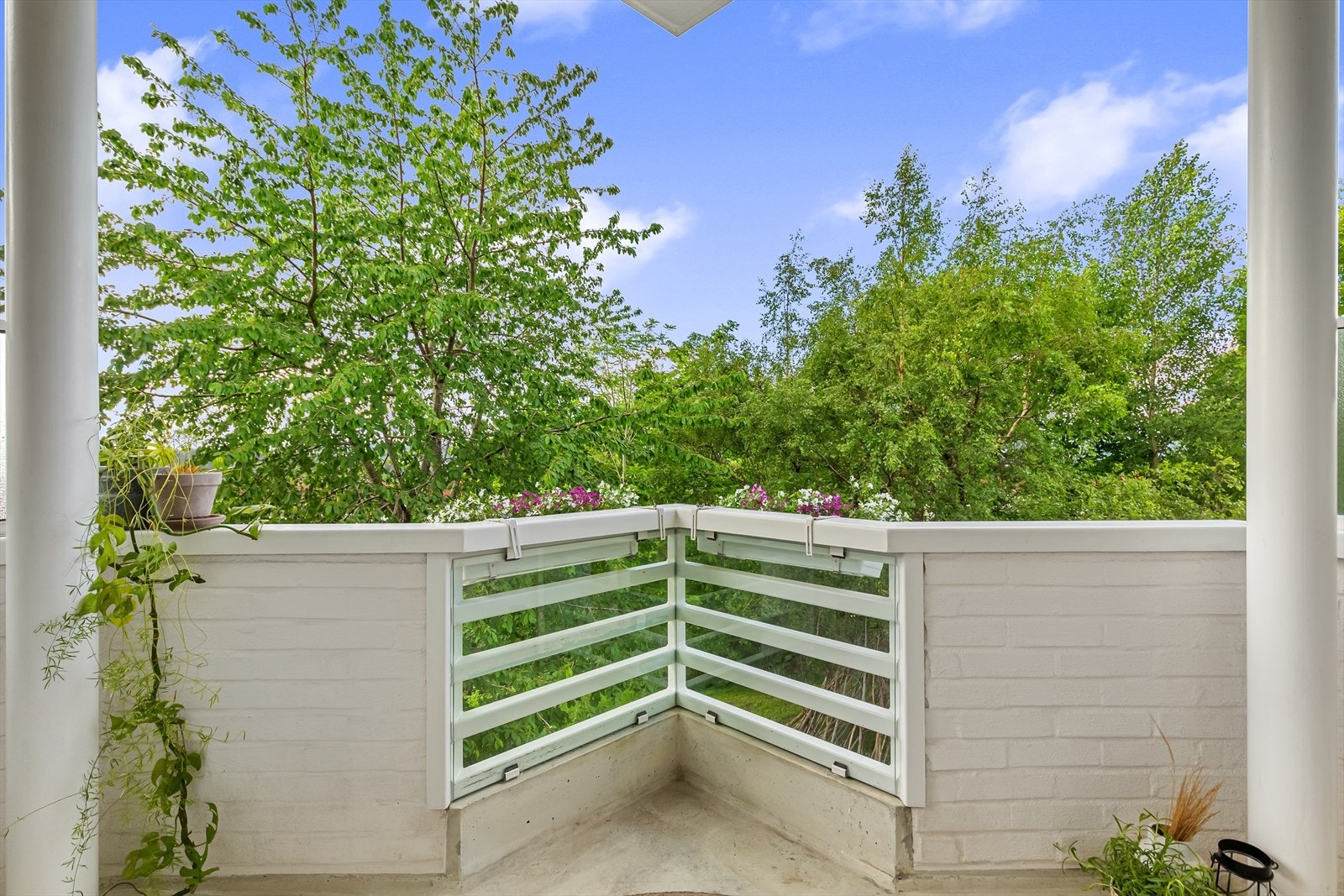 Balkongen oppleves usjenert og solrik Galleribilde