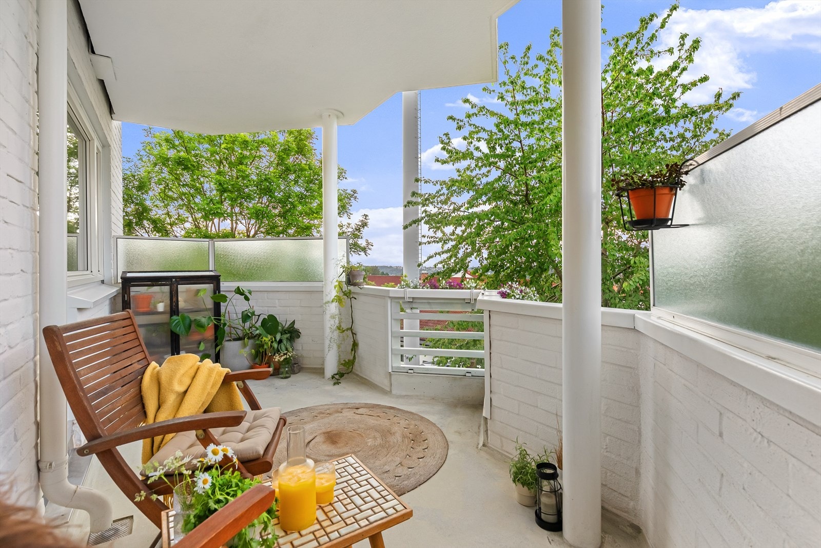 Stor og pen 2-roms hjørneleilighet med vestvendt balkong på ca. 9 m² Galleribilde