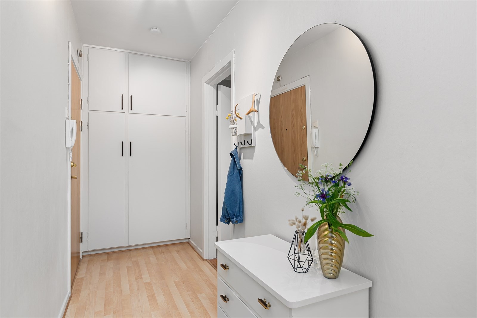 Gang/entré med praktisk garderobe Galleribilde