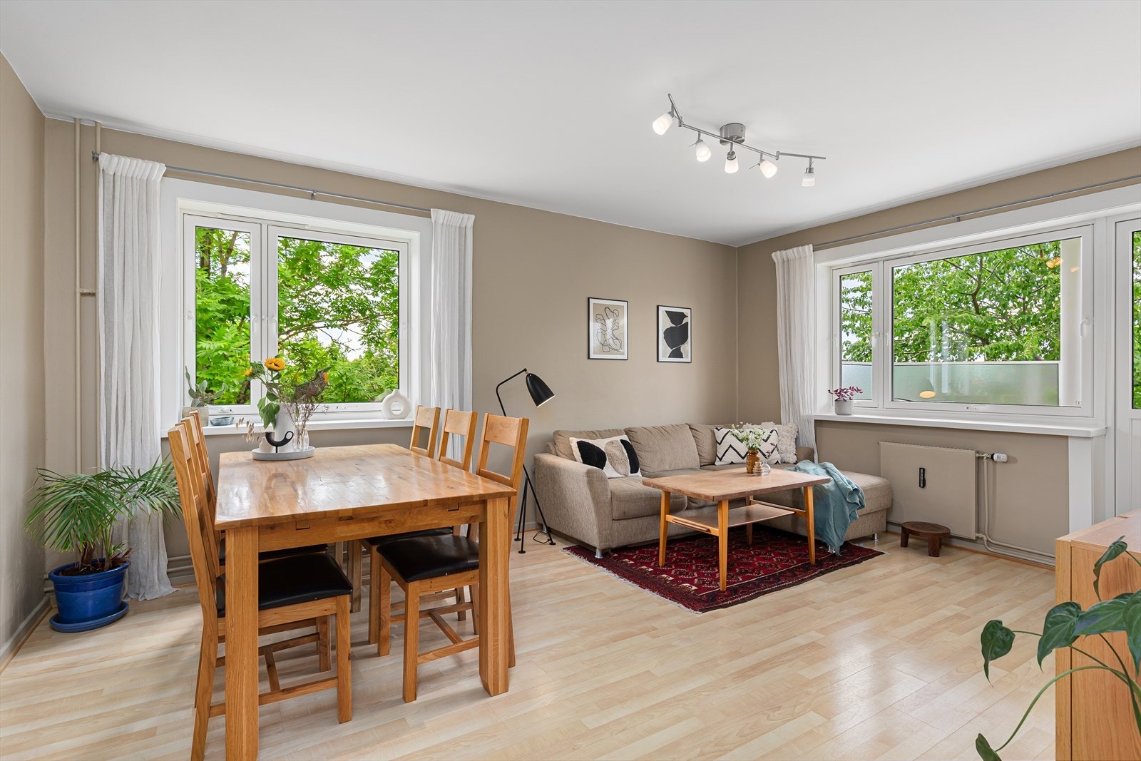 God plass til sofagruppe og spisestue Galleribilde