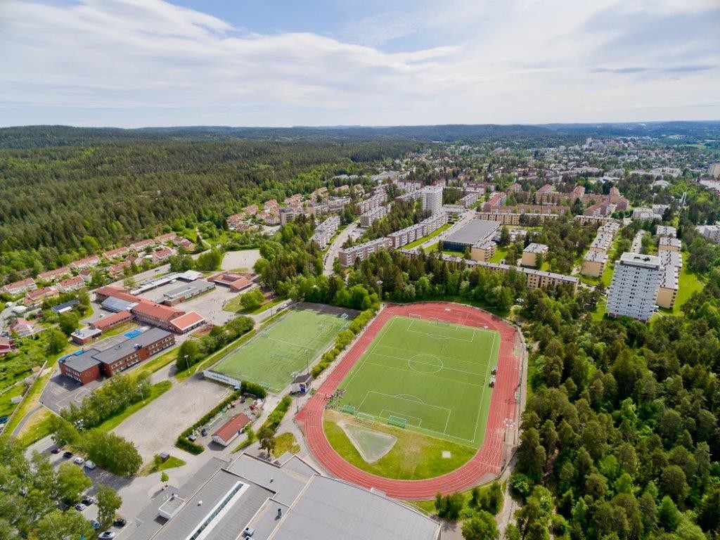 Trasopp Idrettspark og Trasopp skole. Østmarka i bakgrunnen. Galleribilde