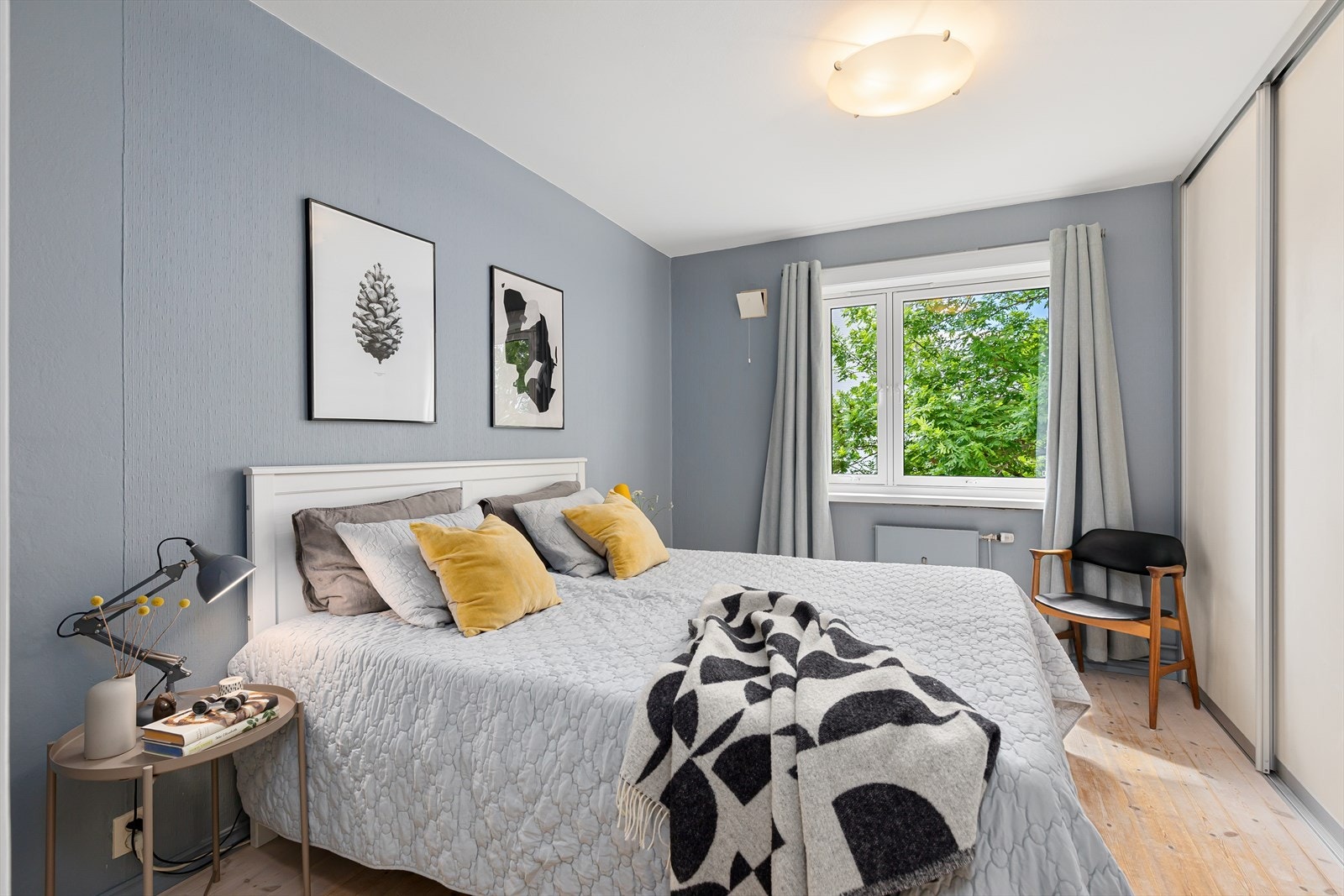 Romslig soverom med 4-dørs skyvedørsgarderobe Galleribilde